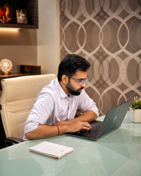 Dr. Yaksh Oza - MD DVL Dermatologist in Ahmedabad